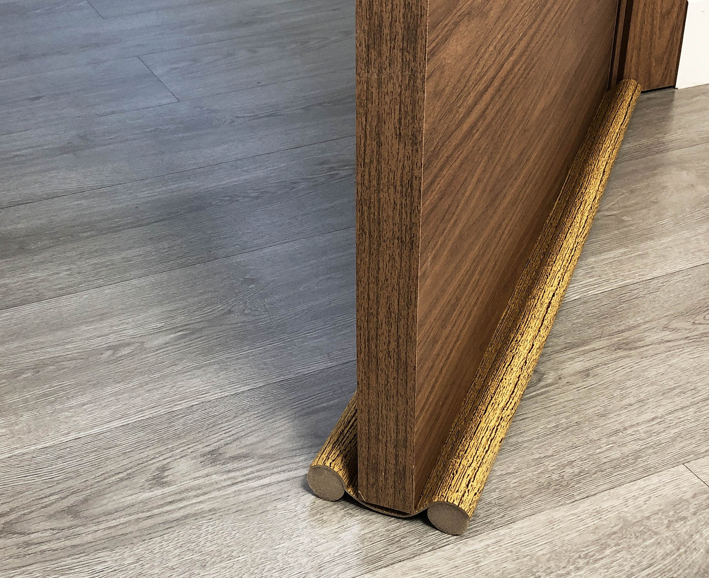 Burlete de puerta interior BURCASA doble rollo en color marrón, 105 mm de espesor x 3 cm de altura x 95 cm de longitud. Perfil junta plano. Recortable. Tipo de instalación deslizar. - 4