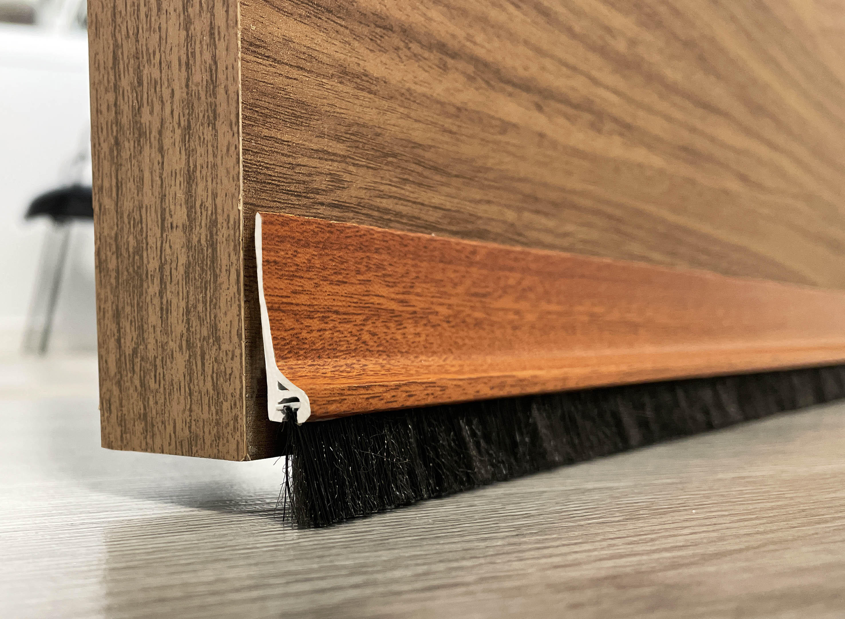 Burlete de puerta interior BURCASA PVC flecos en color marrón, 1 mm de espesor x 3.8 cm de altura x 100 cm de longitud. Perfil junta universal. Recortable. Tipo de instalación encolado. - 2