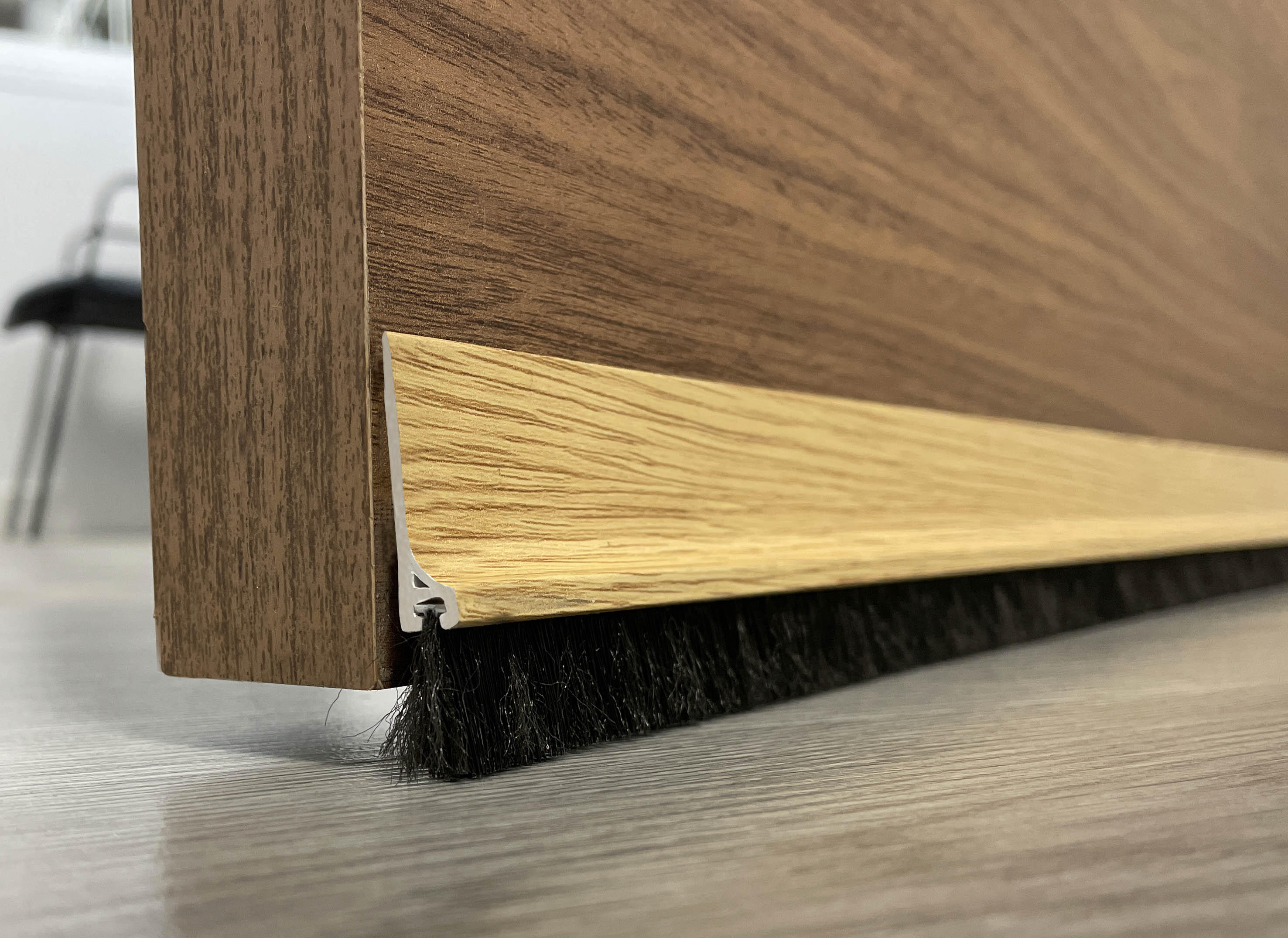 Burlete de puerta interior BURCASA PVC flecos en color marrón, 1 mm de espesor x 3.8 cm de altura x 100 cm de longitud. Perfil junta universal. Recortable. Tipo de instalación encolado. - 2