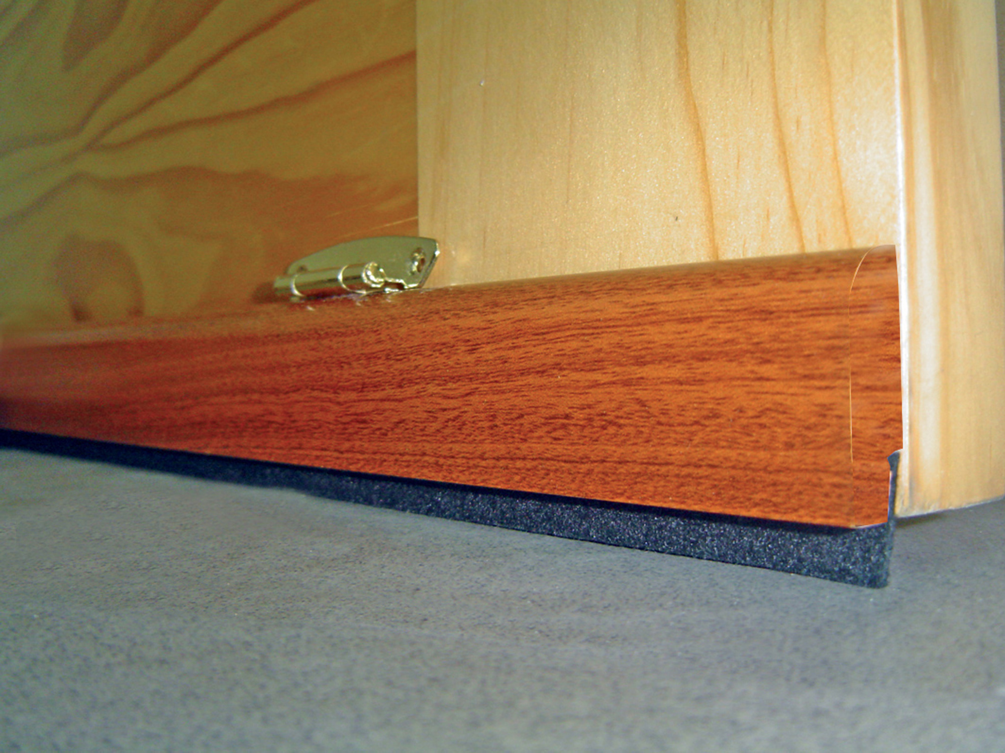 Burlete de puerta interior BURCASA basculante madera en color marrón, 30 mm de espesor x 91.5 cm de anchura x 3 cm de longitud. Recortable. Tipo de instalación atornillar. - 5