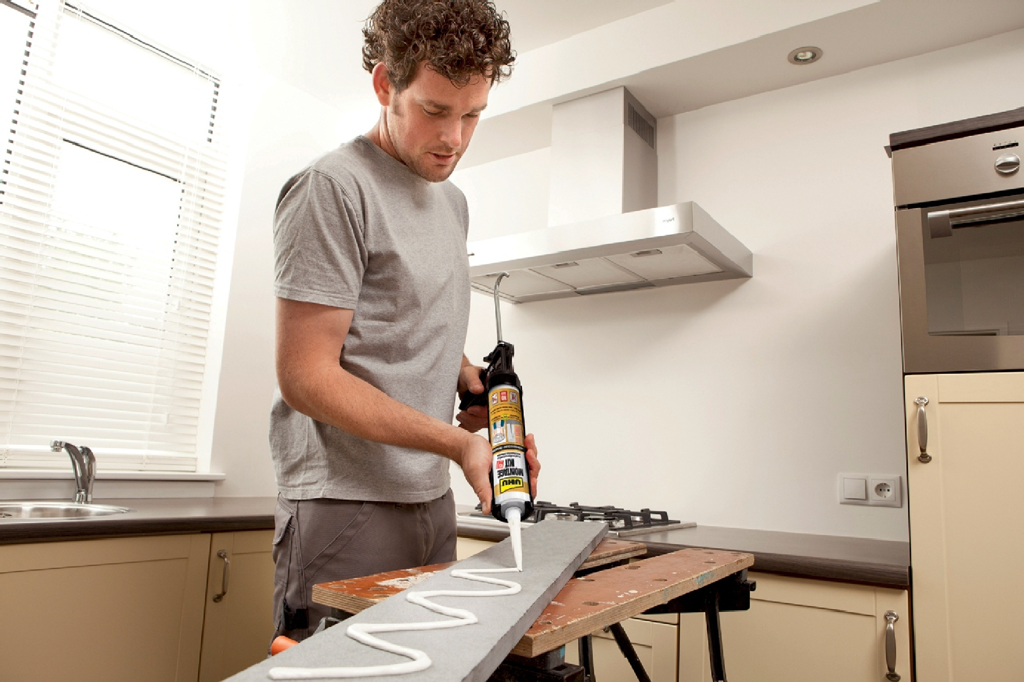 Pack de 2 adhesivos de montaje UHU Montakit profesional 290 ml beige para madera, aplicación con pistola, resistente al calor. Para fijar un material a una superficie. - 3