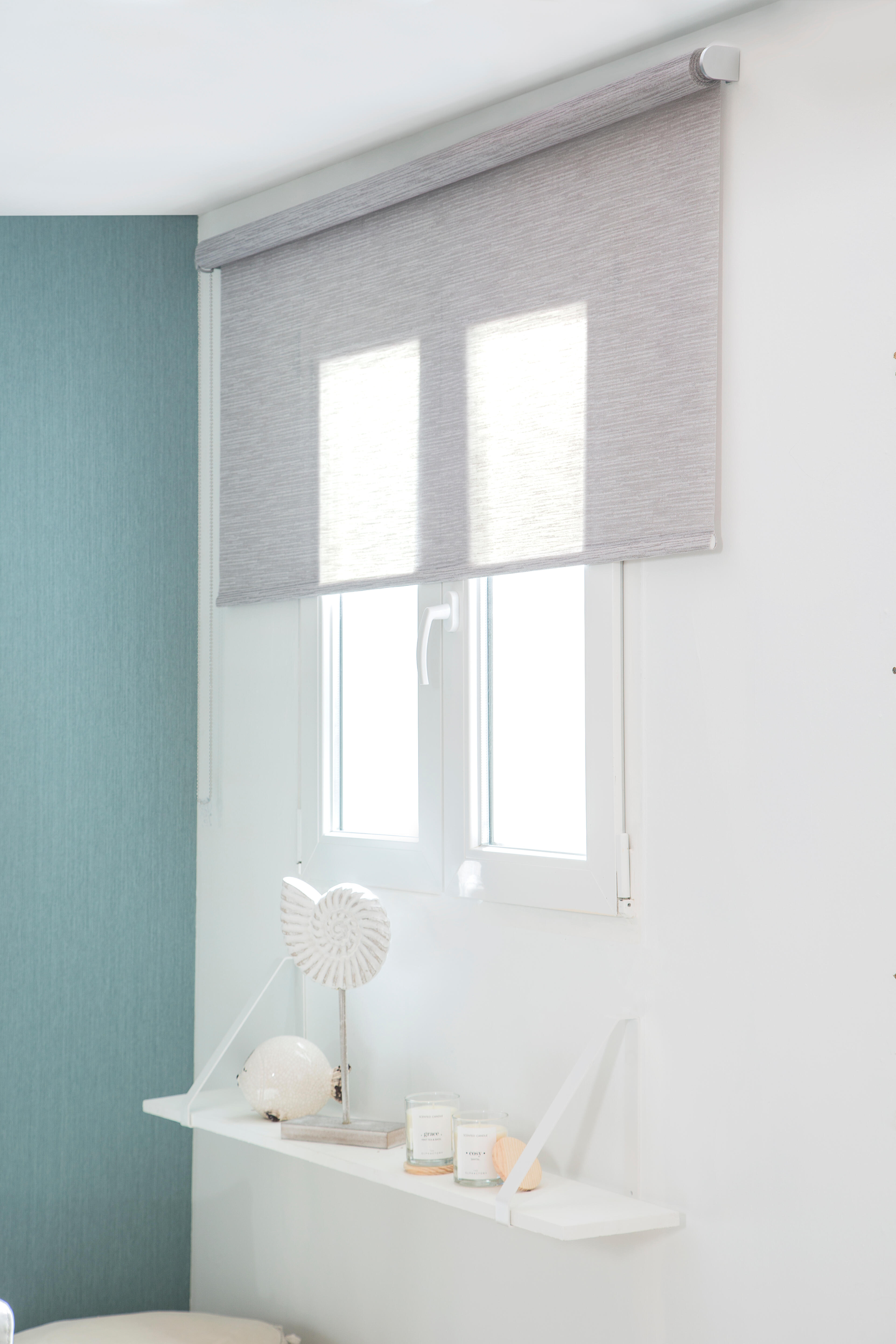 Estor enrollable translúcido con cadena delta poliéster con líneas gris de 90x250cm