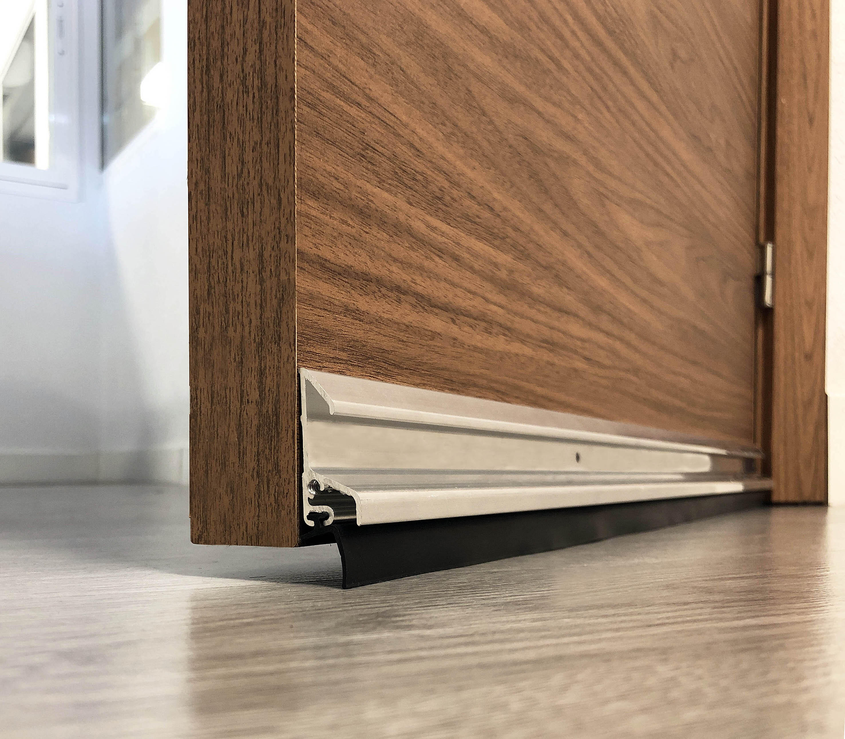 Burlete de puerta exterior BURCASA deflector lluvia en color gris, 16.5 mm de espesor x 5.3 cm de altura x 100 cm de longitud. Impide el paso del agua. Perfil junta plano. Recortable. Tipo de instalación atornillar. - 2