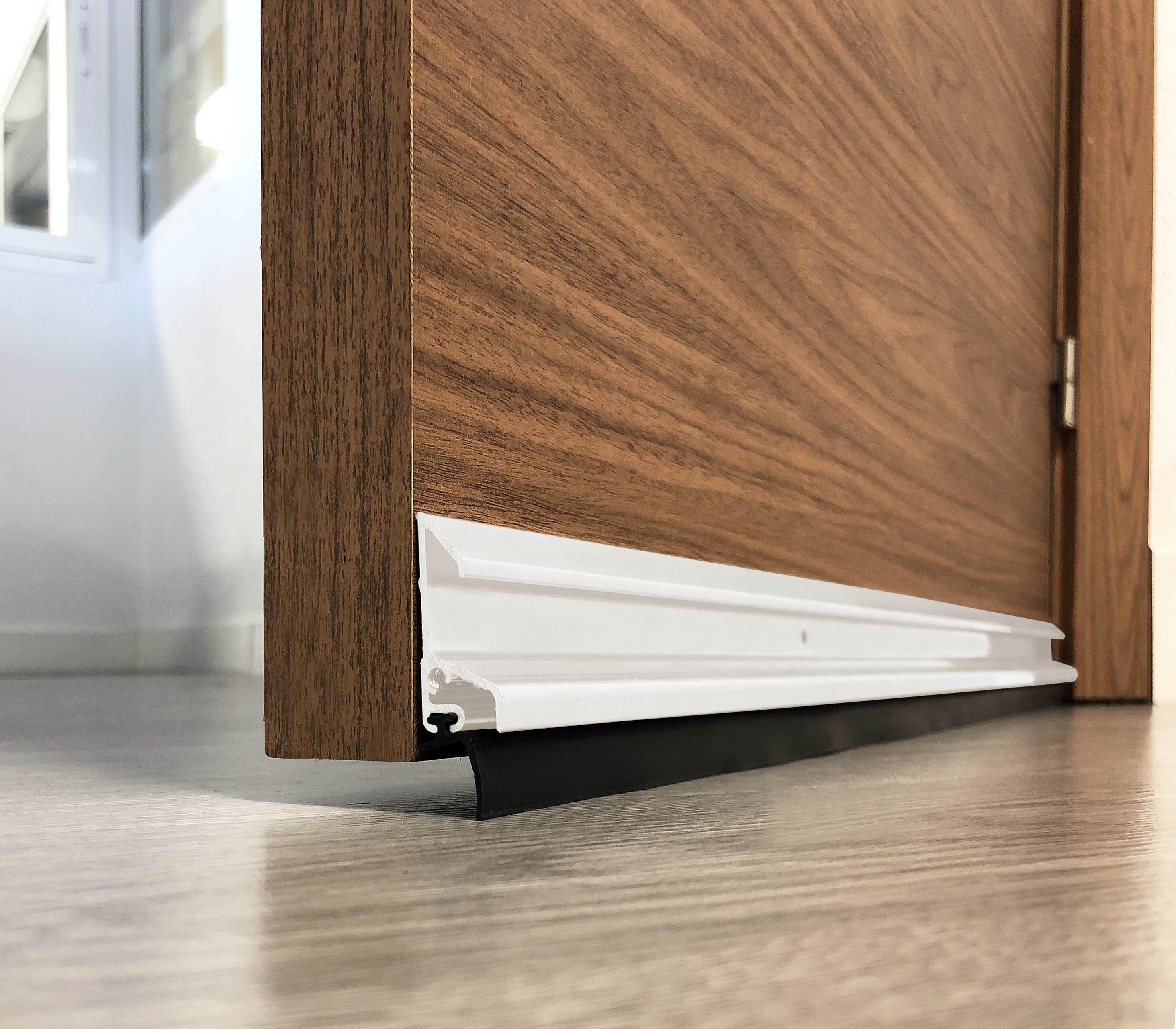 Burlete de puerta exterior BURCASA deflector lluvia en color blanco, 16.5 mm de espesor x 5.3 cm de altura x 100 cm de longitud. Impide el paso del agua. Perfil junta plano. Recortable. Tipo de instalación atornillar. - 2