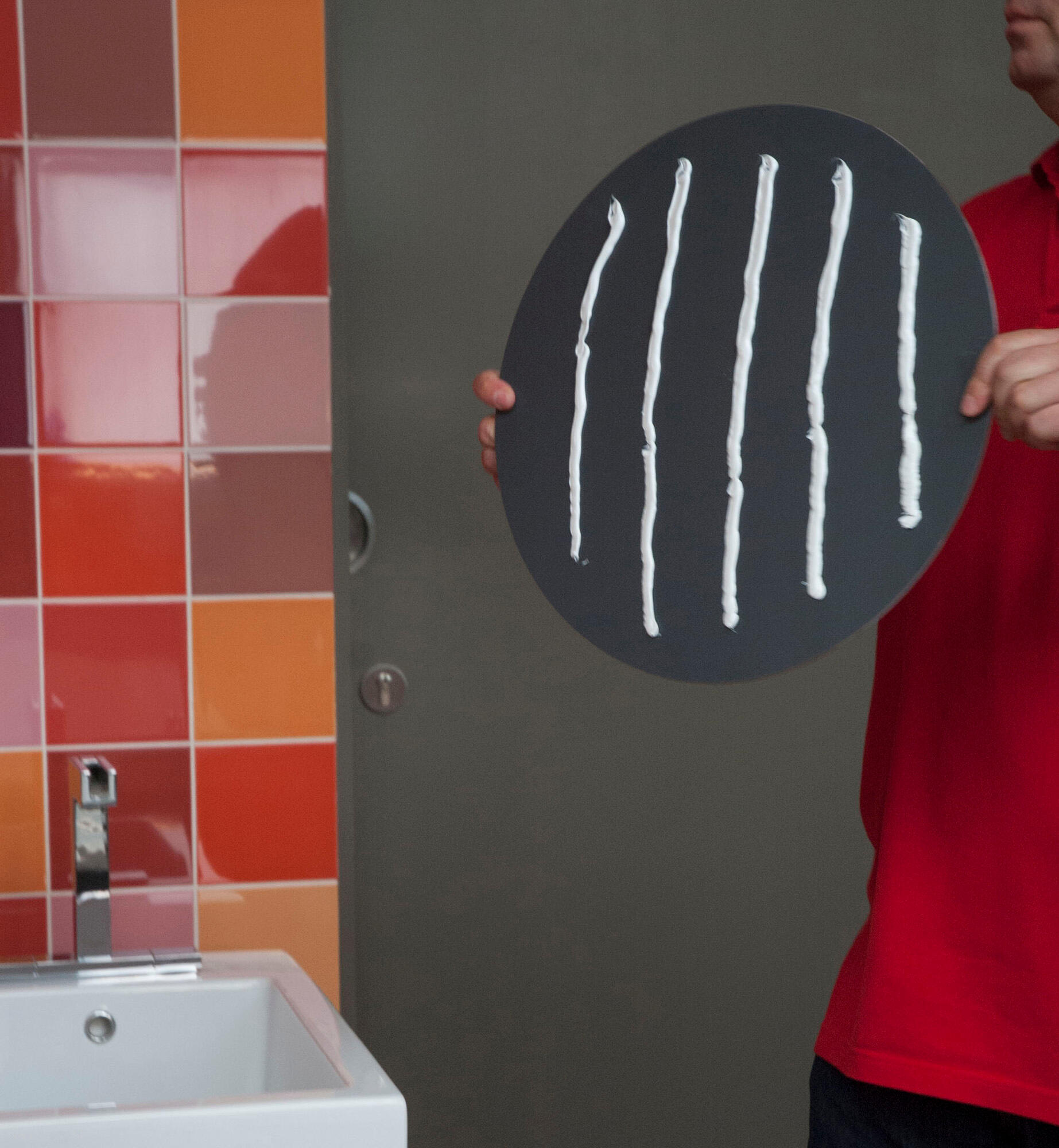 Adhesivo de montaje SOUDAL T-REX POWER 290 ml negro para madera, hormigón, aplicación con pistola, resiste a las torsiones. Para fijar un material a una superficie. - 6