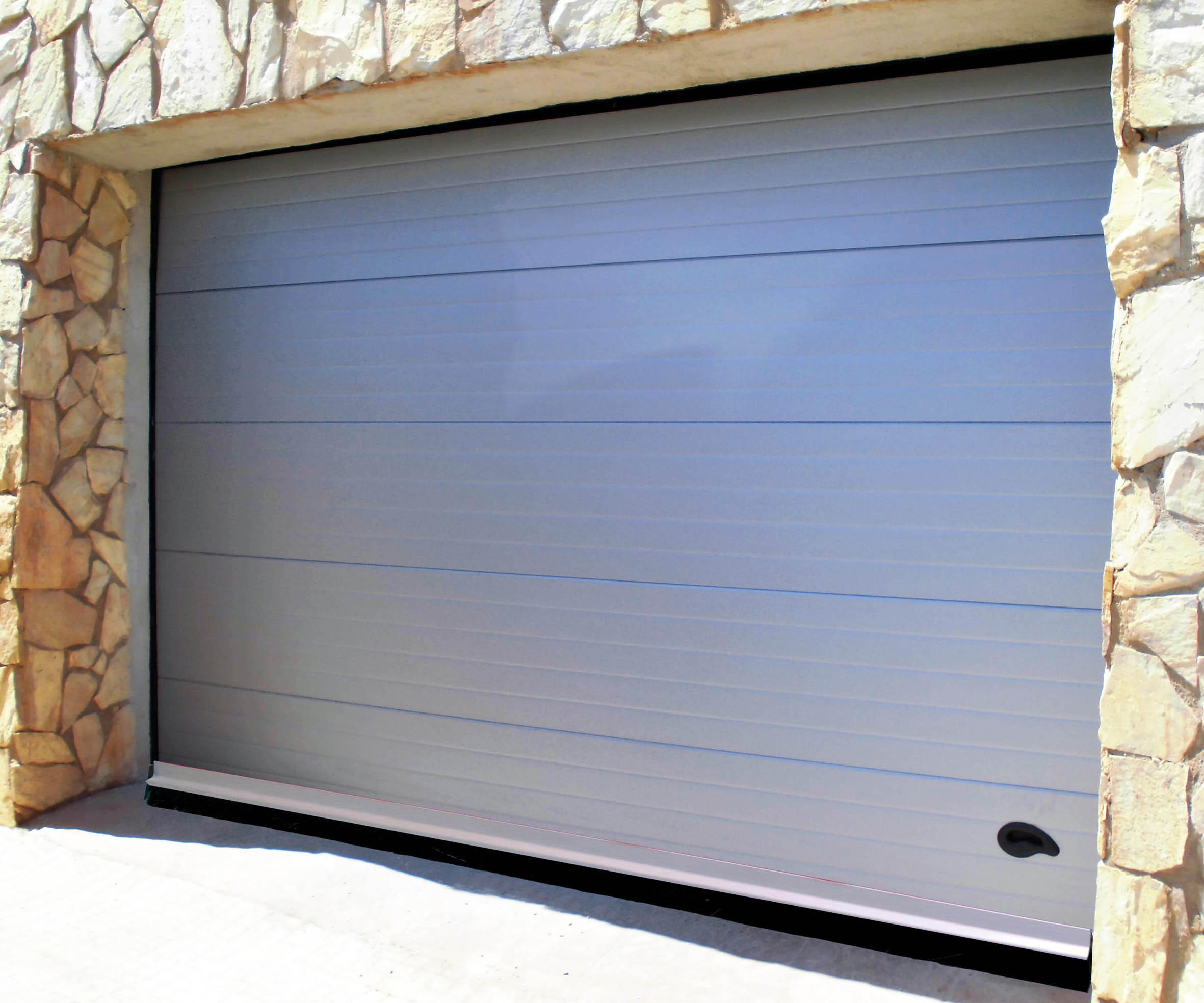 Burlete de puerta de garaje AXTON alu en color gris, 30 mm de espesor x 6 cm de altura x 250 cm de longitud. Perfil junta plano. Recortable. Tipo de instalación atornillar. - 3