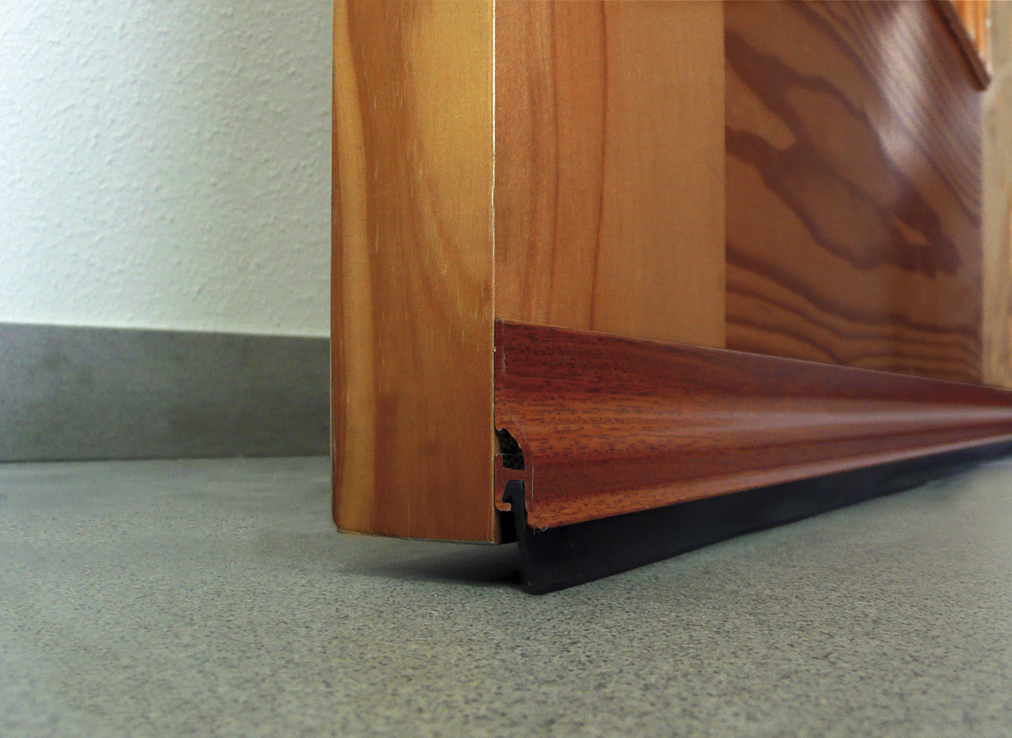 Burlete de puerta adhesivo interior BURCASA alu labio en color marrón, 15 mm de espesor x 4.7 cm de altura x 105 cm de longitud. Impide el paso del agua. Recortable. Tipo de instalación encolado. - 2