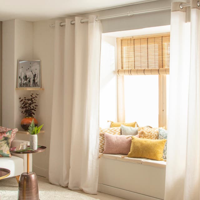 Combinação de um cortinado com um estore numa sala