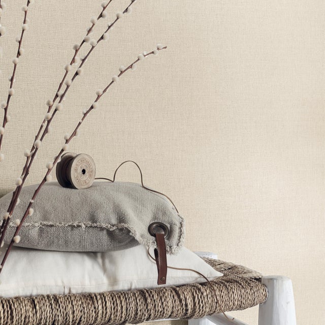 Papel pintado Vinilo Liso beige Linen Uni CASELIO. De 53cm x 10.05m. Limpieza con paño húmedo. Método de pegado: aplicación cola en pared
