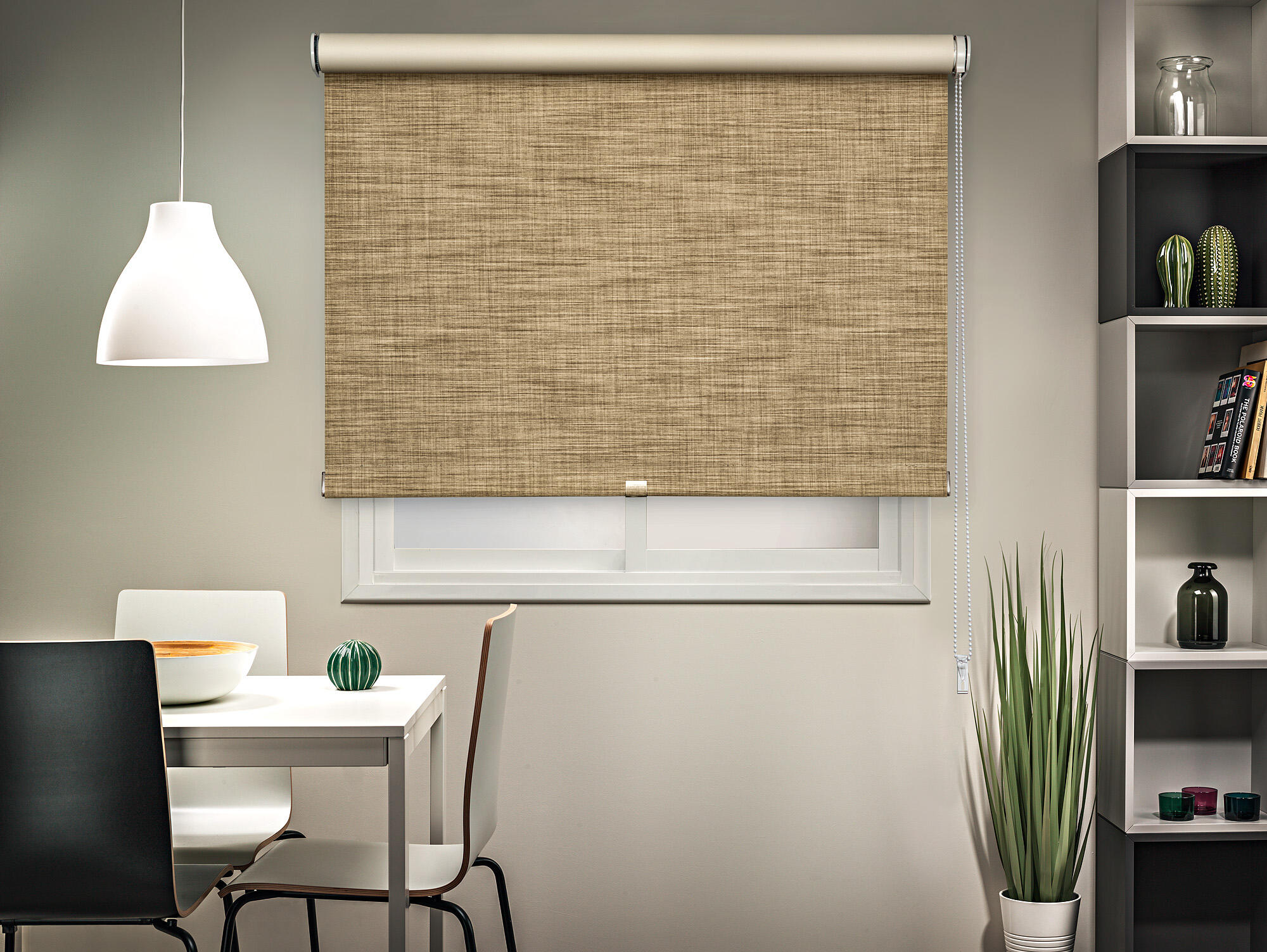 Estor enrollable opaco térmico con cadena moon gravel poliéster liso gravel de 90x250cm