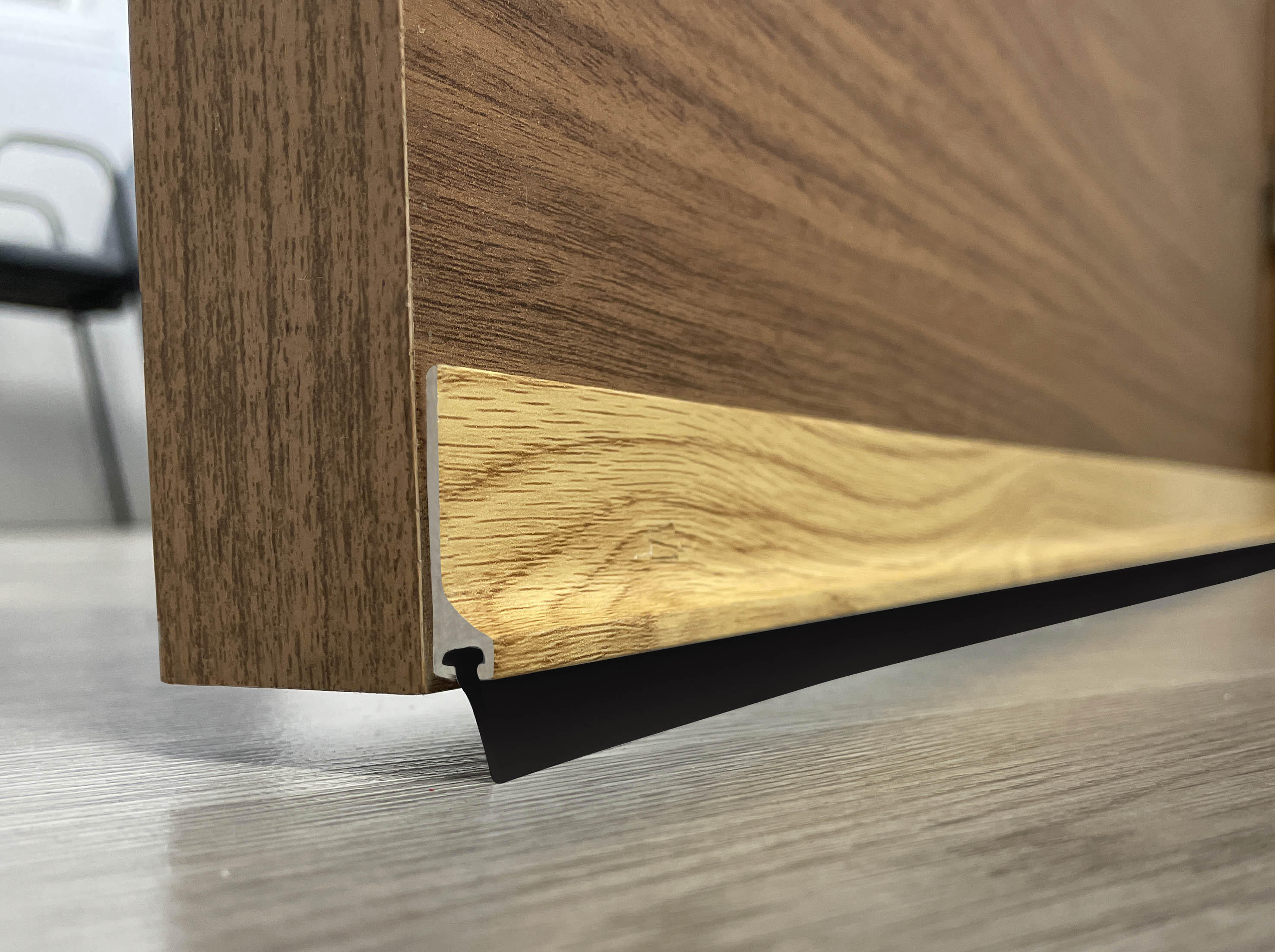 Burlete de puerta interior BURCASA pvc labios en color marrón, 1 mm de espesor x 4.1 cm de altura x 100 cm de longitud. Impide el paso del agua. Perfil junta universal. Recortable. Tipo de instalación encolado. - 2