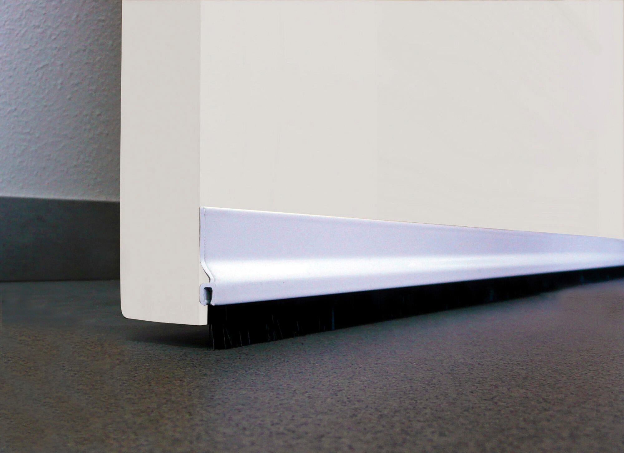 Burlete de puerta adhesivo interior BURCASA aluminio en color blanco, 10 mm de espesor x 6.5 cm de altura x 125 cm de longitud. Perfil junta plano. Recortable. Tipo de instalación atornillar. - 3