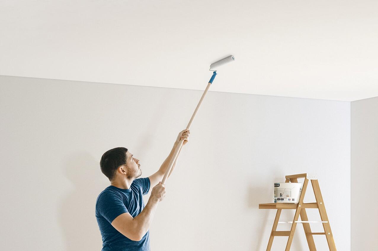 Pintura de interior LUXENS color blanco mate 2.5L para techos  - 5