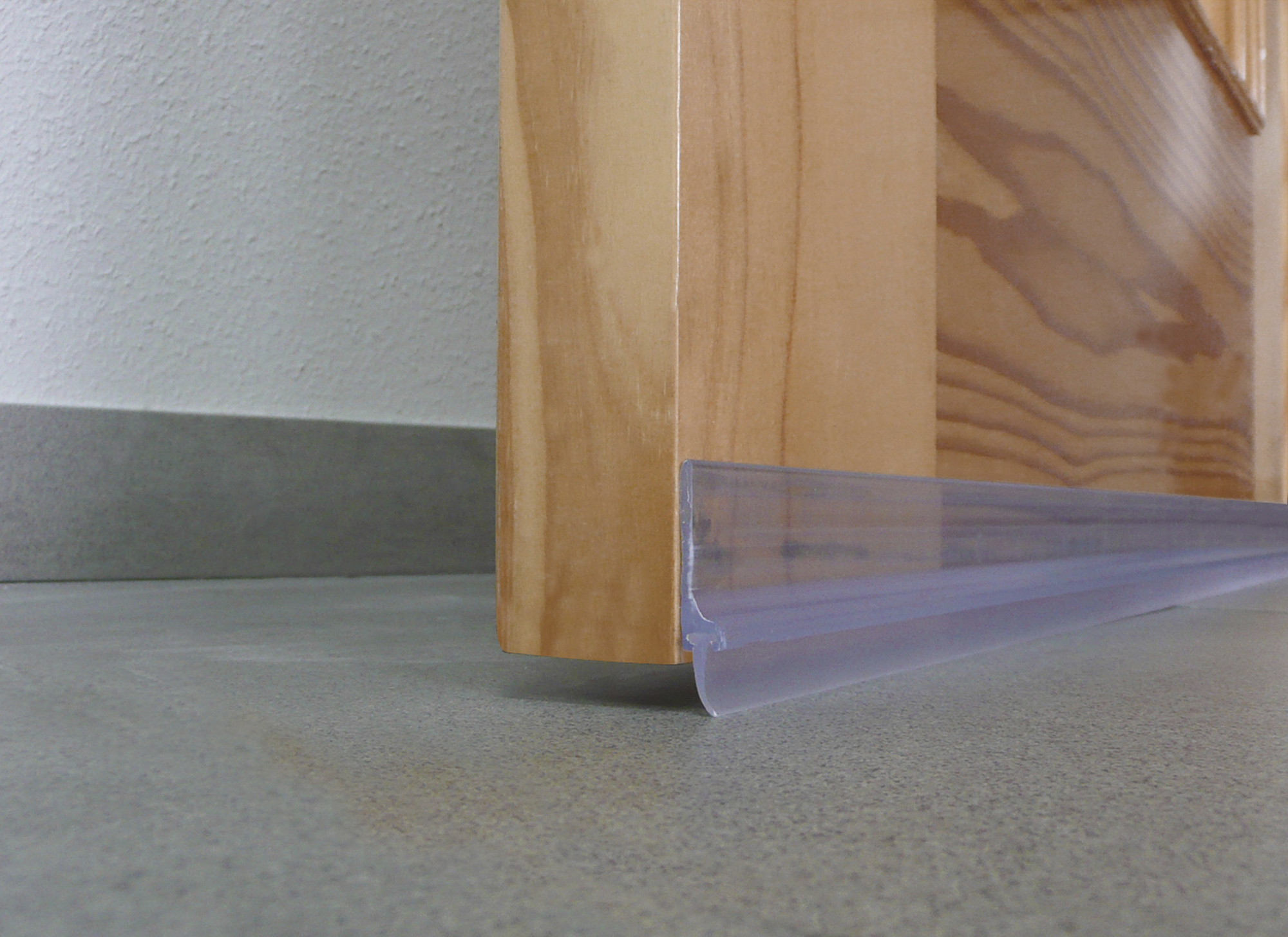 Burlete de puerta adhesivo interior BURCASA PVC labio en color incoloro, 15 mm de espesor x 100 cm de anchura x 1.5 cm de longitud. Impide el paso del agua. Perfil junta universal. Recortable. Tipo de instalación encolado. - 4