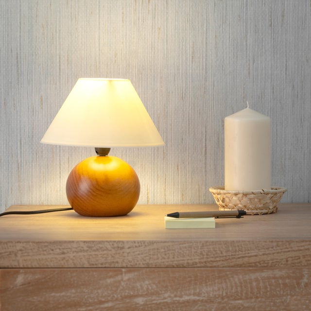 Lámpara de mesa compatible con casquillo E14 Wood XTRELAMP con estructura madera marrón pantalla blanca alimentación a red