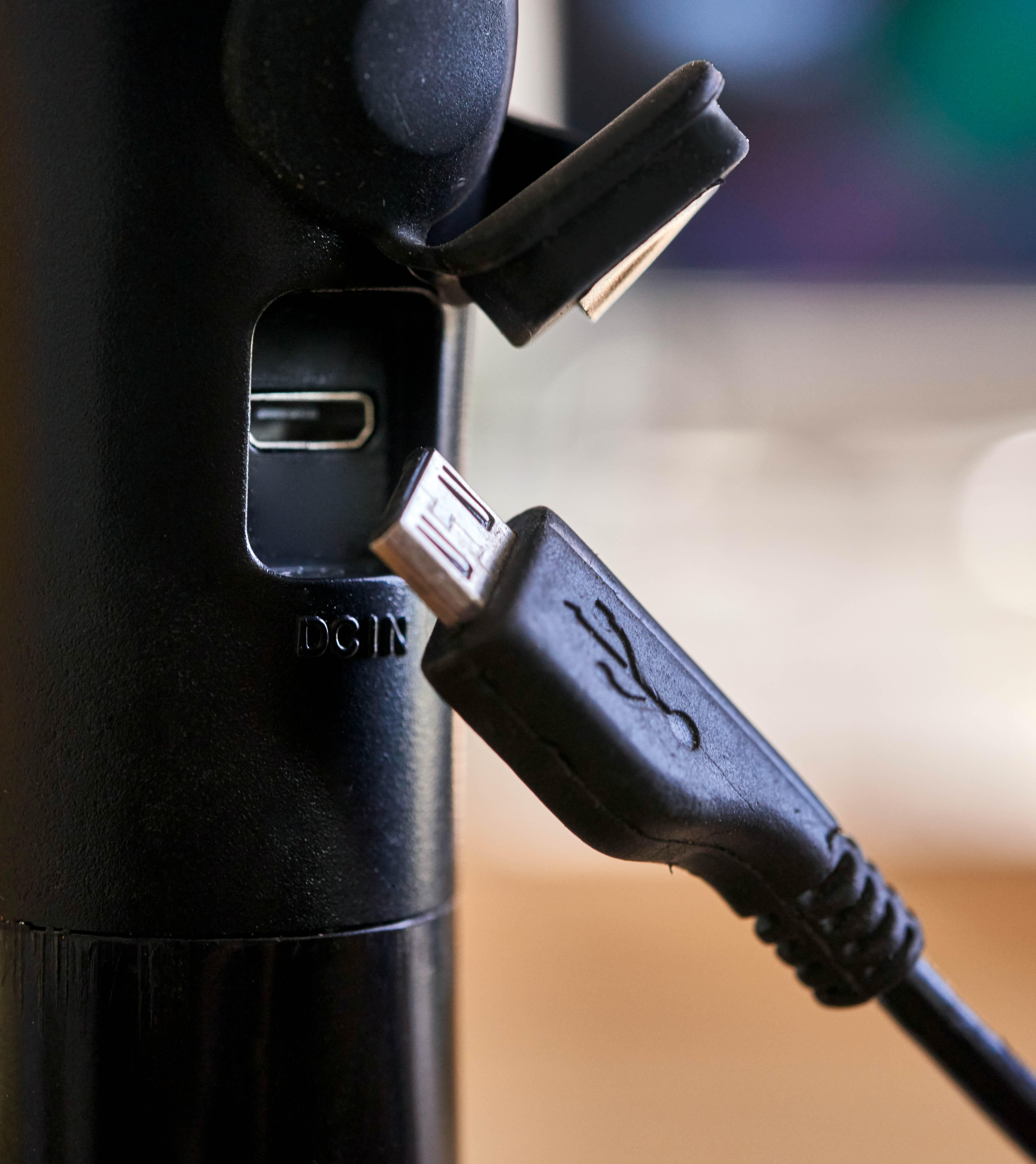 Baliza jardín solar exterior LED negra Draco IP65 con carga USB y sensor crepuscular  - 9