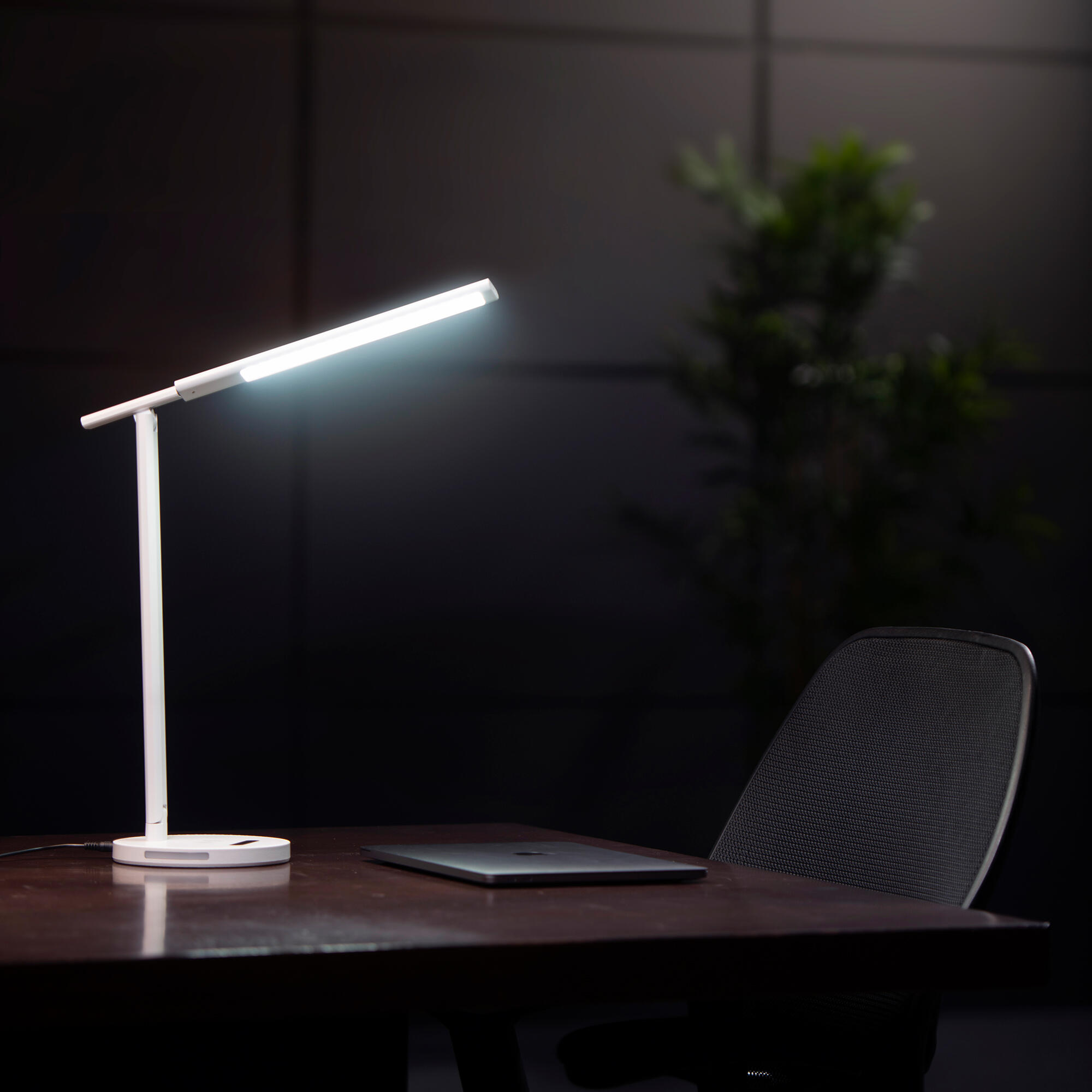 Flexo led táctil blanco,intensidad y tono regulable y cargador de inducción