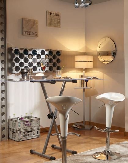 Caballete de acero gris plata regulable y altura de 107 cm