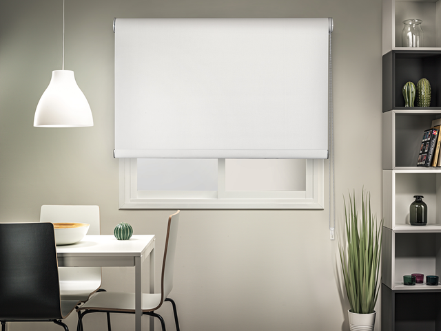 Estor enrollable opaco térmico Moon de 180x250 poliéster liso blanco con cadena