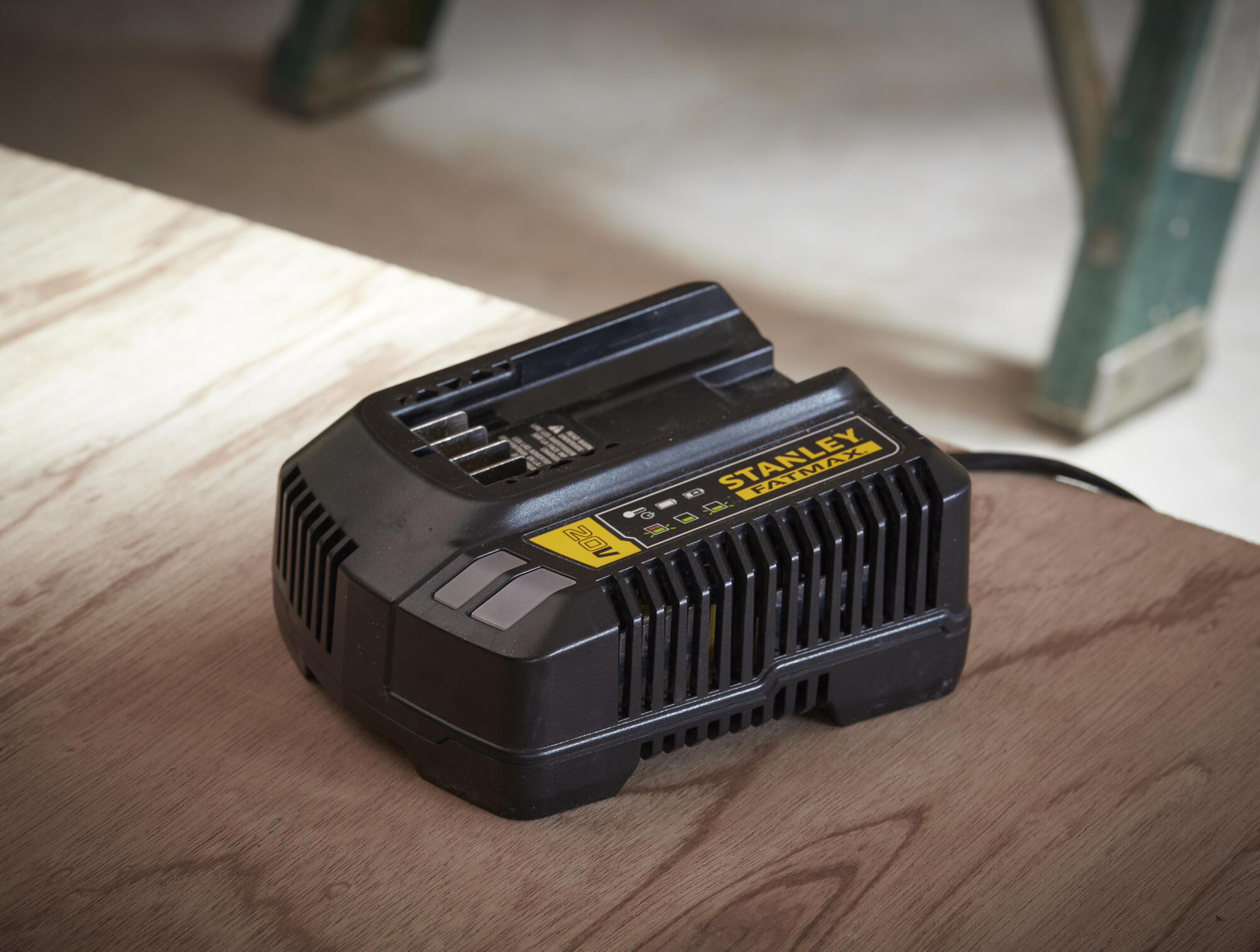 Cargador STANLEY FATMAX V20 4A - 2