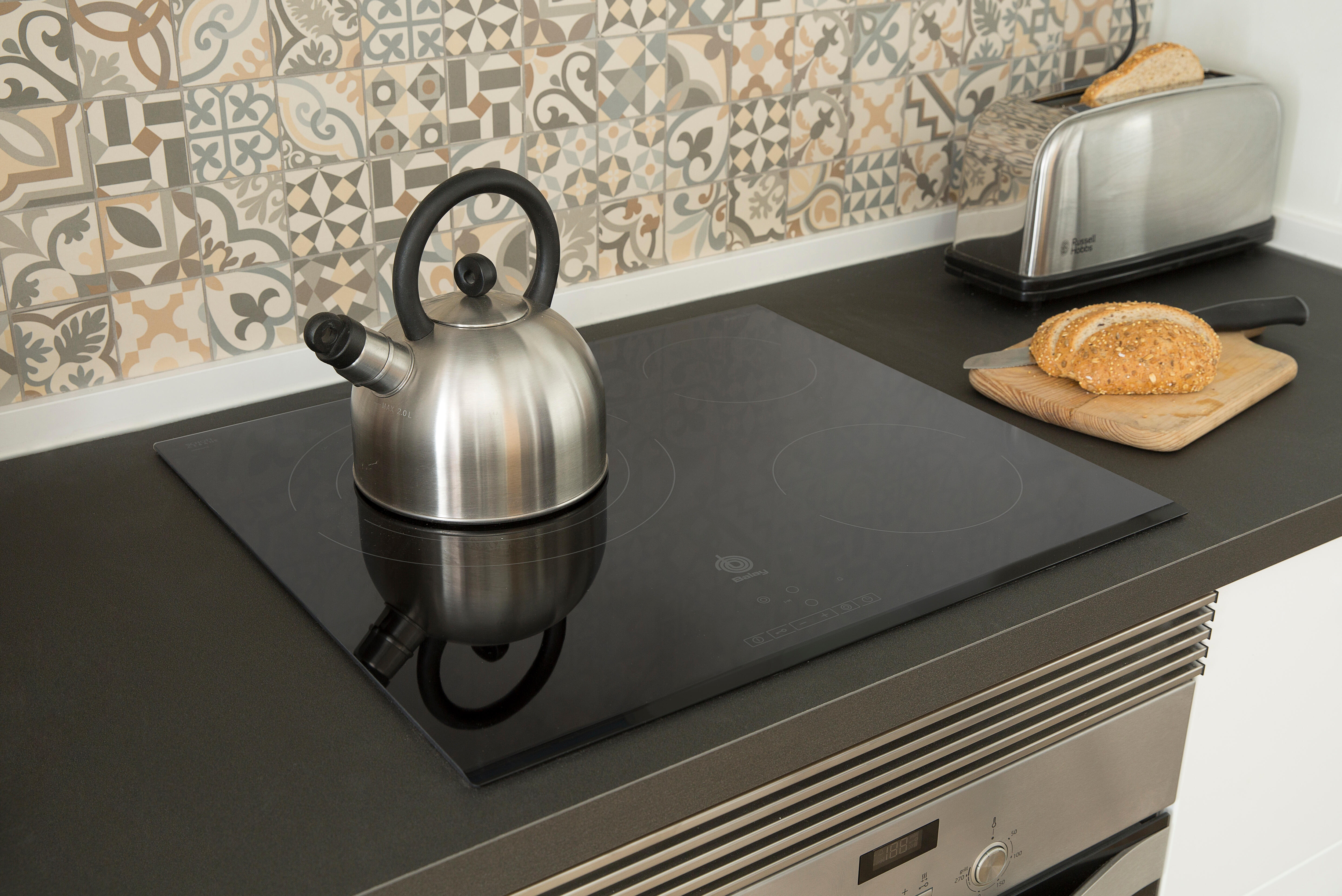 Placa vitrocerámica BALAY 3EB715LR con 3 zonas de cocción zona grande de 28cm 5700 W negro 60cm - 3