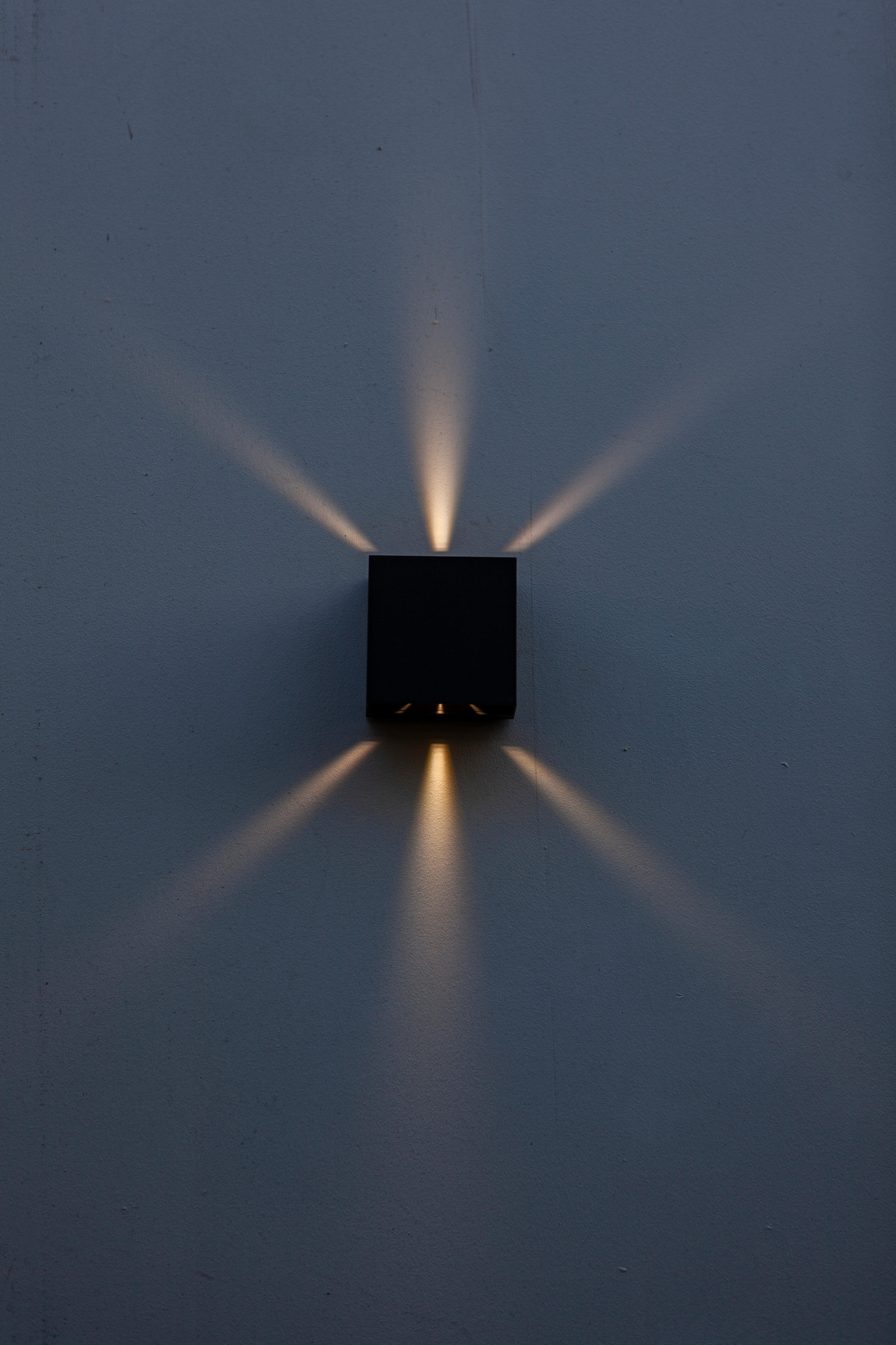 Hofstein Aplique LED De Exterior Tanguro, Aplique De Metal En Negro, Iluminación De Jardín Incl. 5 Vatios, 550 Lumen, 3000 K, Aplique Con Cono De Luz, IP54