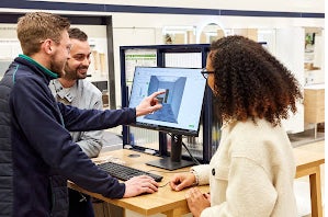 photo d'un projet en magasin entre un client et des vendeurs