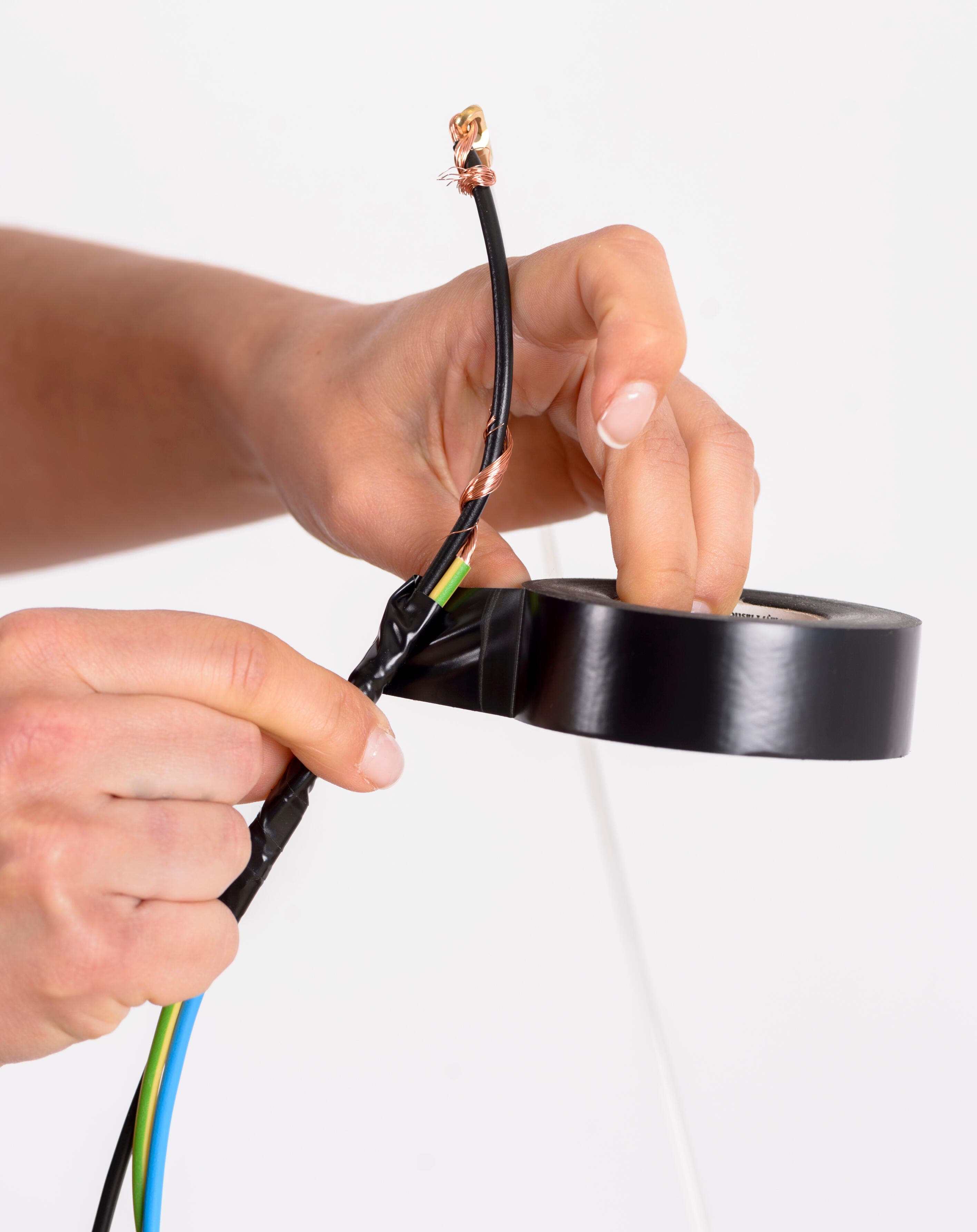 Cómo pasar los cables entre cajas de registro