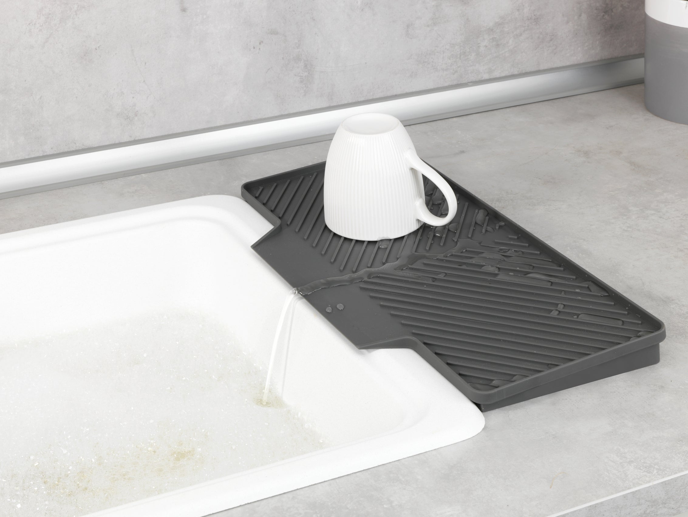 Tapete escorredor com ranhuras para drenar água Wenko Nelia 40x20 cinza - 2