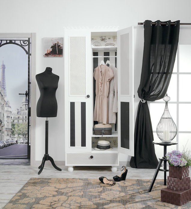 Vestidor con armario con las puertas forradas con papel pintdo. 