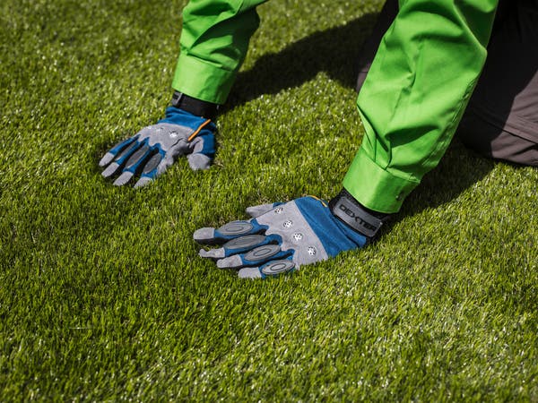 Cómo colocar césped artificial en terrazas y patios