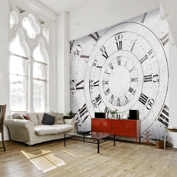 Salón de estilo industrial con mural en la pared y mueble rojo. 