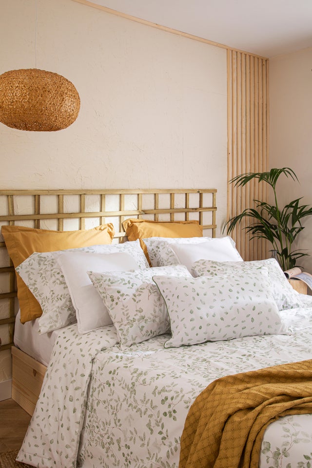 Cama con estructura de madera para guardar