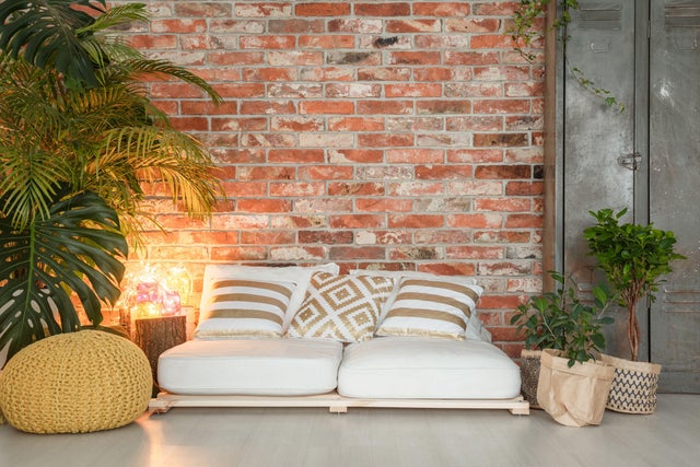 Rincón del salón con iluminación ambiental