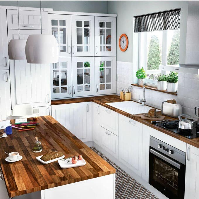 Cocina con muebles blancos. 