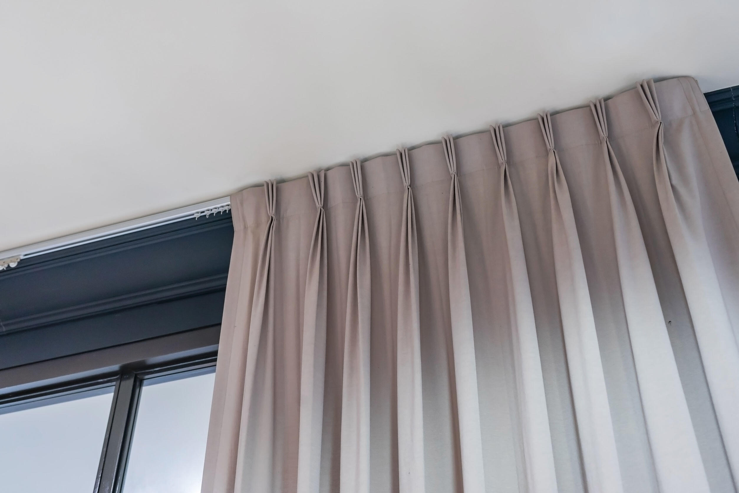 Cómo colocar cortinas sin taladrar de diferentes maneras