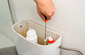 Cómo gastar menos agua en el inodoro