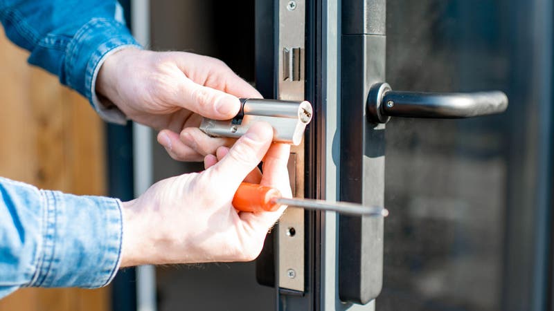 🔑Conoce los mejores tipos de cerraduras para puertas metálicas