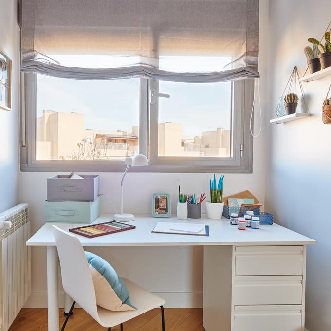 Dormitorio adolescente con zona de estudio bajo la ventana. 
