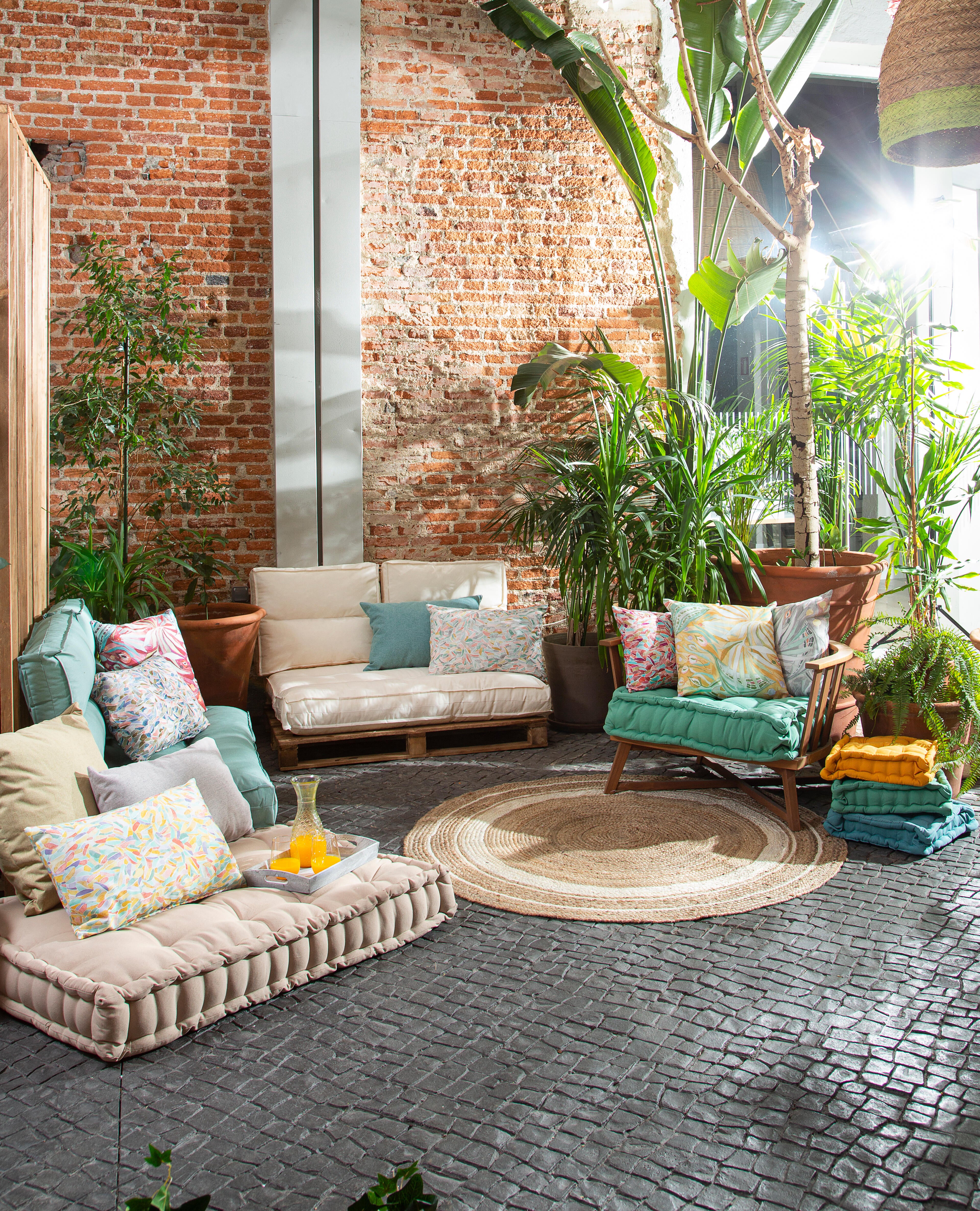 Ideas para hacer un sofá con palets para dentro o fuera de casa | Leroy  Merlin