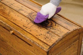 tipos-de-acabado-de-la-madera-cera-patina-y-barniz-02.jpg