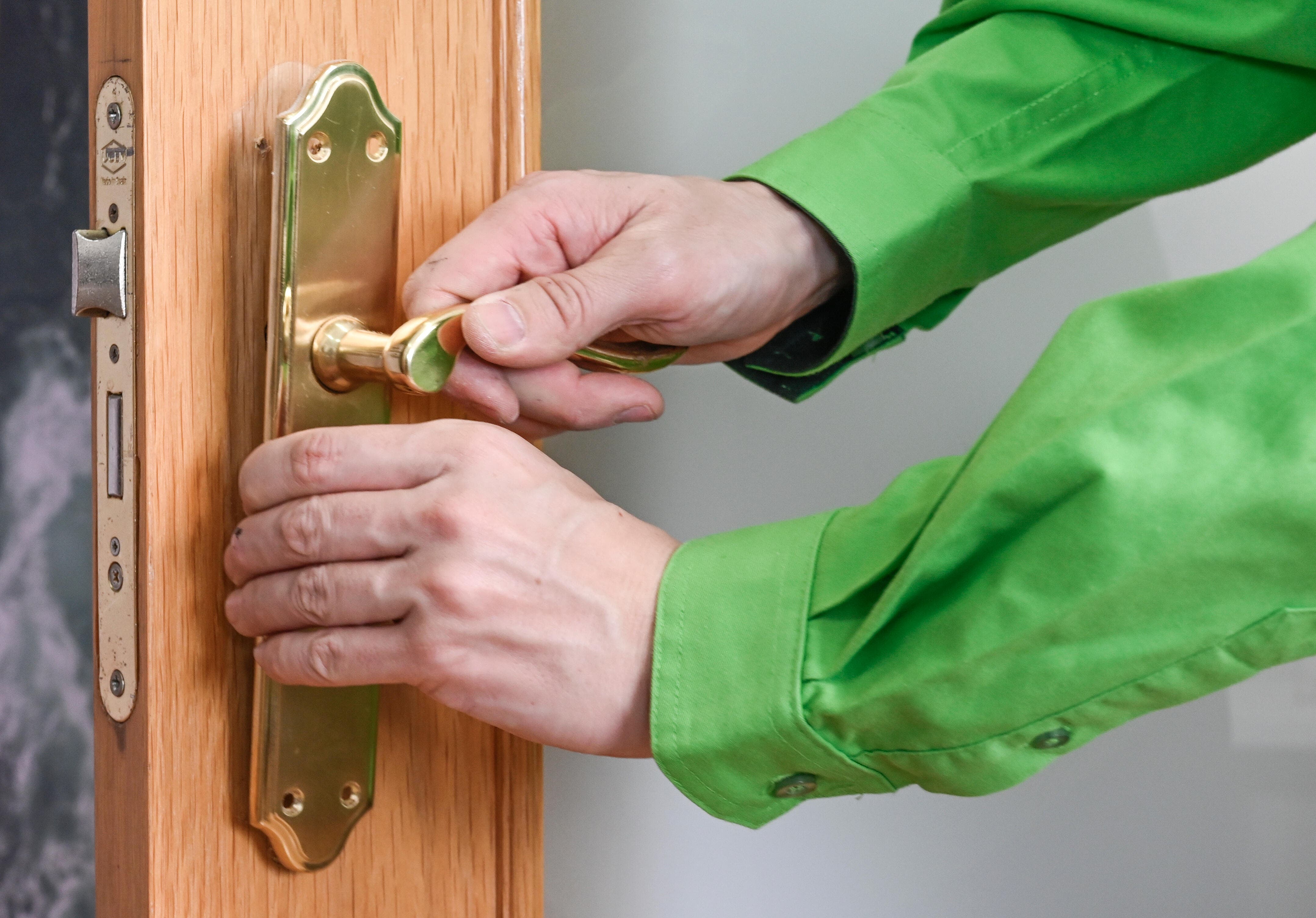 Cómo quitar una puerta de interior Leroy Merlin