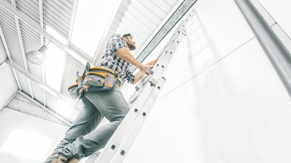 Las escaleras móviles con plataforma como puesto de trabajo seguro en  altura para el profesional – KTL ESCALERAS