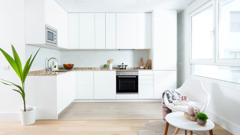 Una cocina slow con muebles en blanco y detalles en madera
