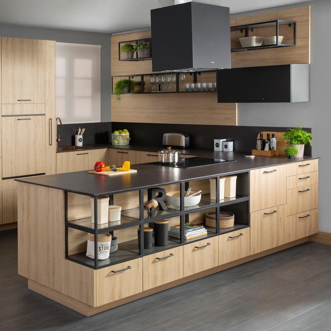 Una cocina slow con muebles en blanco y detalles en madera
