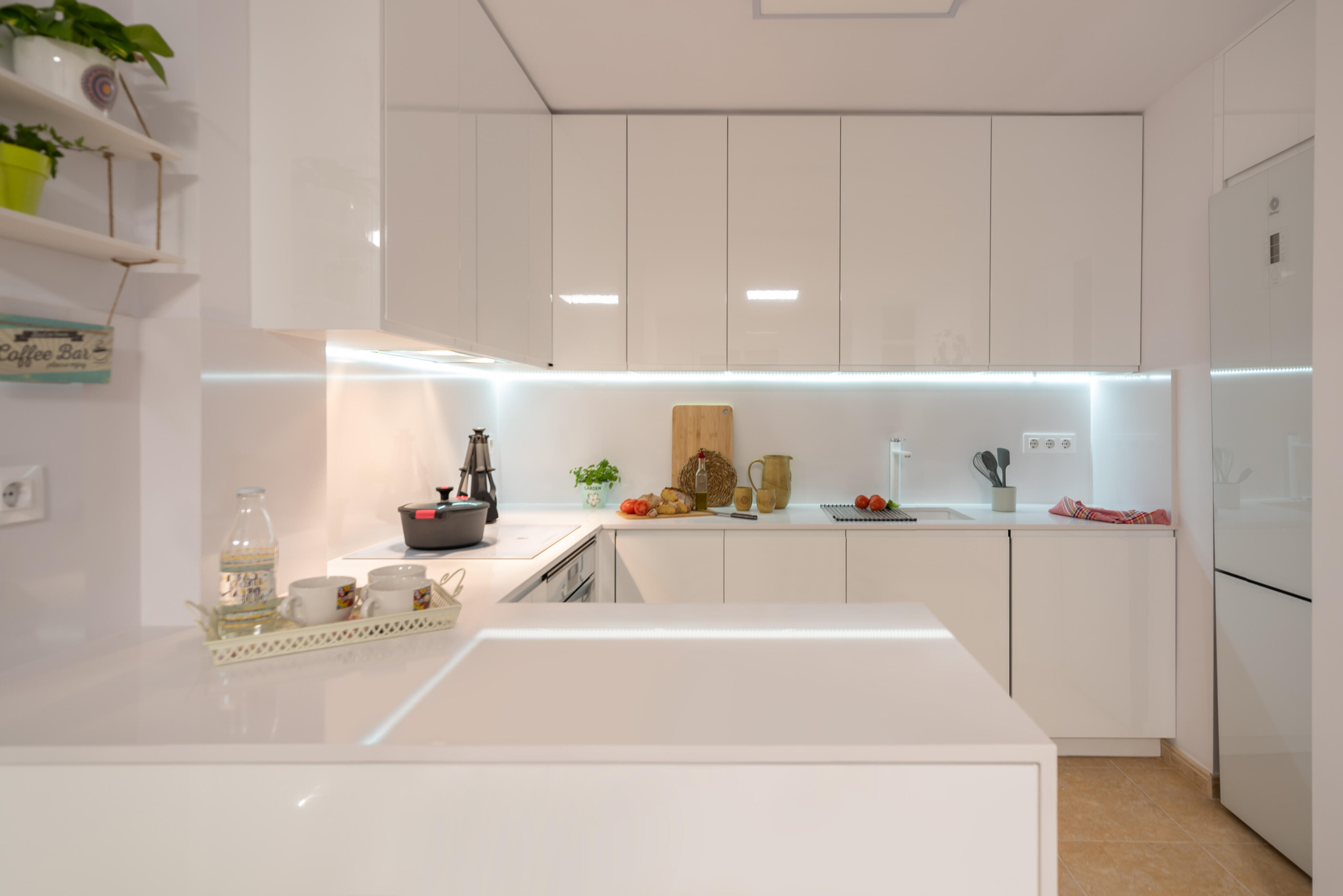 Mueble de pared de cocina blanco para ahorro de espacio, con 2