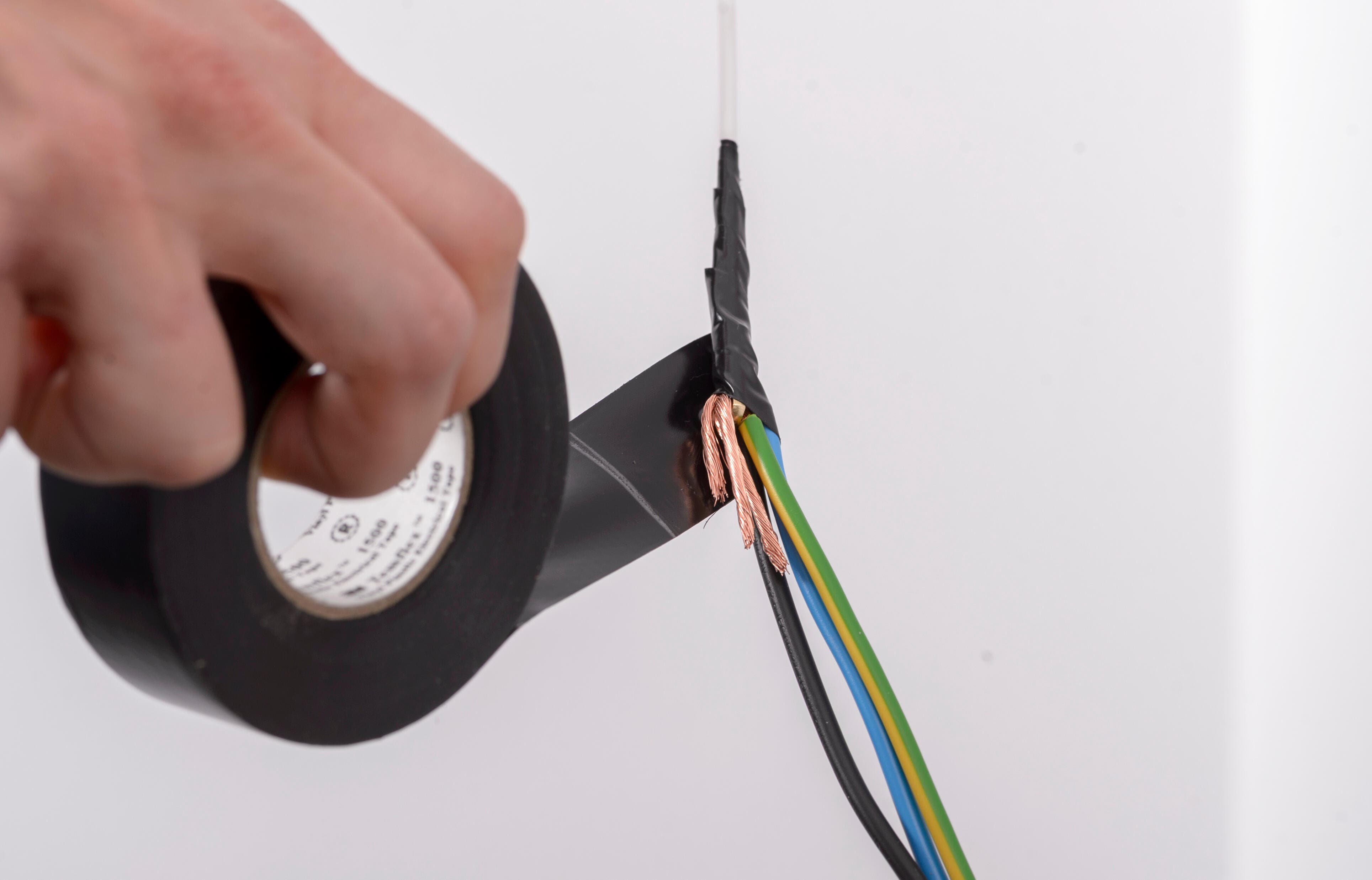 Cómo pasar los cables entre cajas de registro