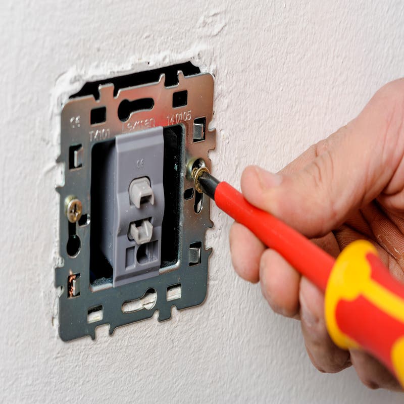 Cómo sustituir un regulador de luz por un interruptor normal?