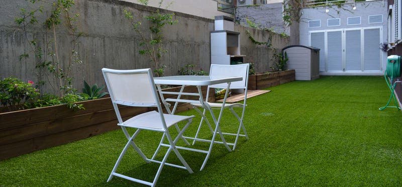 Ideas con césped artificial para redecorar el exterior de tu casa