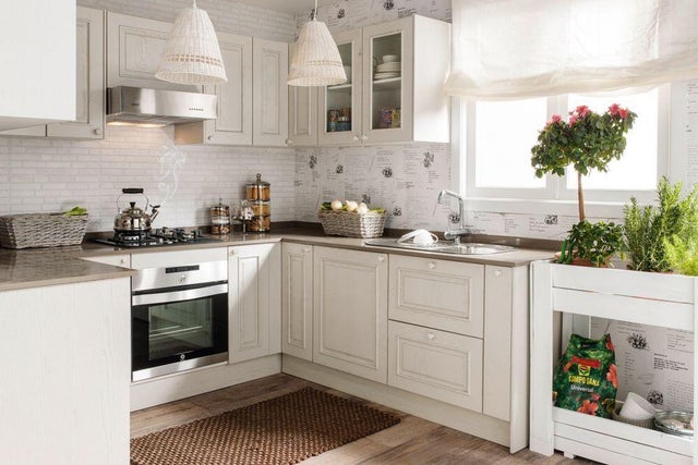 Cocina vintage con papel pintado en la pared. 